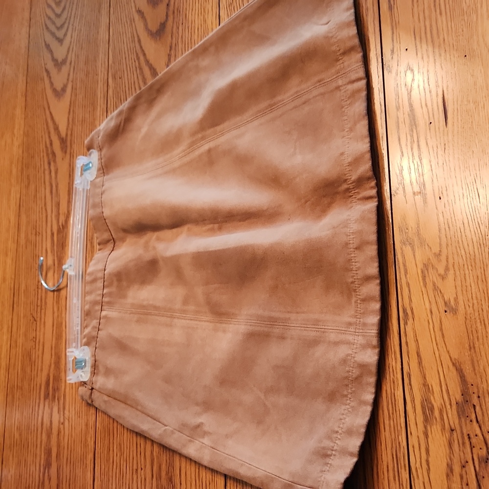 Hollister brand, brown suede skirt, Size 7 Juniors. - Picture 4 of 13
